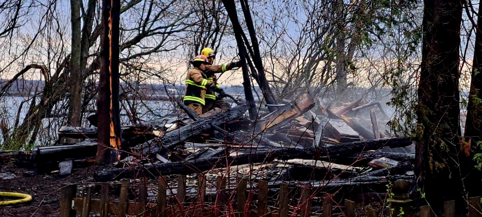 Une maison abandonnée est détruite par les flammes