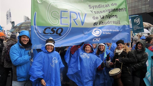 Les enseignants de la région manifestent aussi à Longueuil