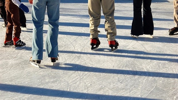 Le temps froid tarde, les patinoires extérieures doivent attendre