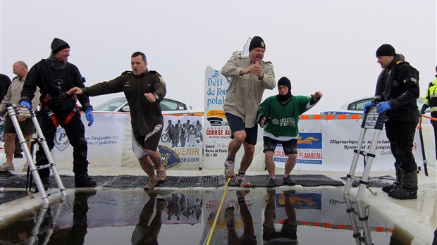 Les policiers se mouillent… dans l’eau glacée!