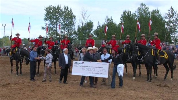 Le Festival Saint-Lazare au galop remet 40 000 $ au Centre du cancer des Cèdres