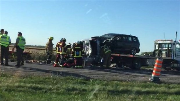 Une automobiliste traverse un terre-plein et cause une sévère collision avec une voiture