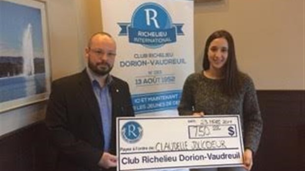 Un don du Club Richelieu Dorion-Vaudreuil à la patineuse de vitesse Claudelle Jolicoeur