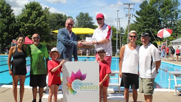 La Fondation des enfants de Vaudreuil-Soulanges reçoit 350 $ du Club Aquatique de Pincourt