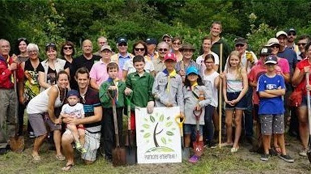 Le public est invité à planter des arbres avec la députée Lucie Charlebois à Sant-Lazare