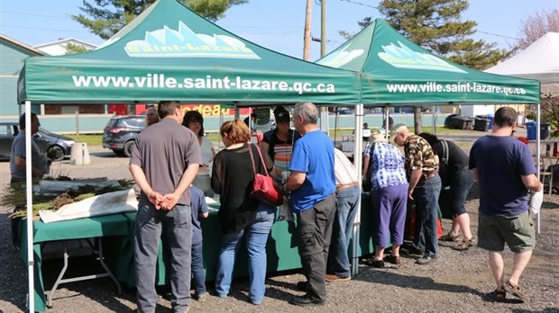 Inauguration du marché public et distribution d'arbres pour les Lazarois