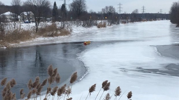 Les pompiers de Coteau-du-Lac simulent un sauvetage sur la glace et dans l’eau 