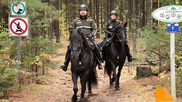 La police équestre va à la rencontre des Lazarois