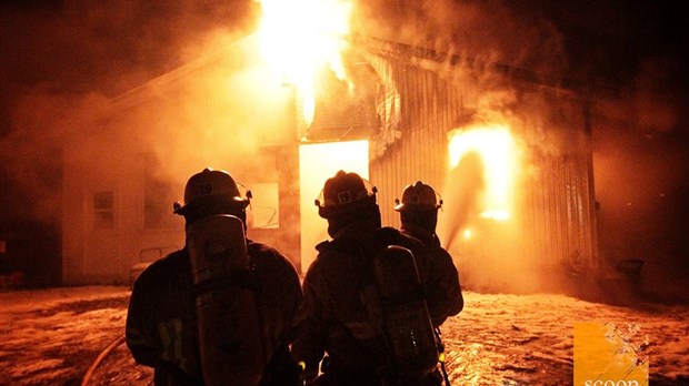 Une écurie est totalement détruite par les flammes à Sainte-Marthe