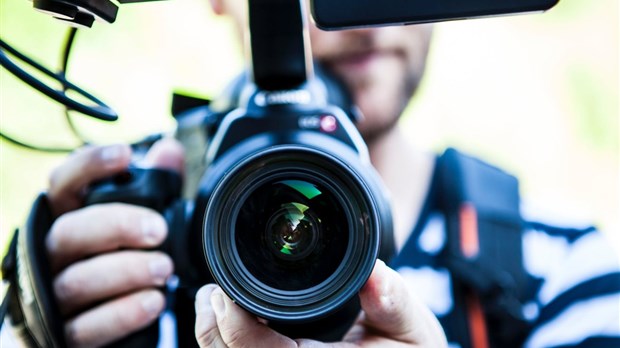Tu es passionné par le monde des médias ? Csur la télé à un poste pour toi