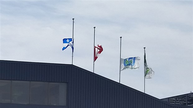 La Ville de Vaudreuil-Dorion met ses drapeaux en berne