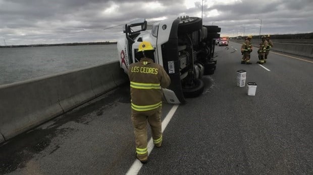 Un camion se renverse sur l'autoroute 30 à Les Cèdres
