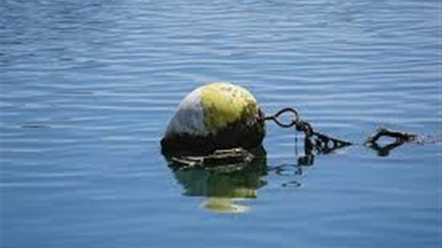 Installation des bouées de sécurité dans le bassin de la Pointe-des-Cascades