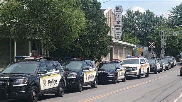 Plusieurs motards aux couleurs des Hells Angels au bar Le Rendez-vous 