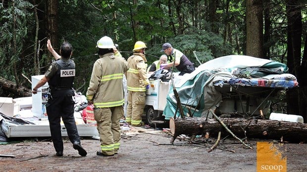 Un arbre tombe sur une tente-roulotte et fait deux blessés à Rigaud