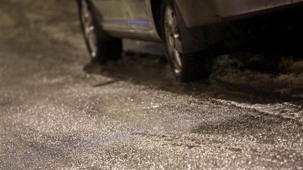 Glace noire: plusieurs sorties de route sur l'autoroute 40