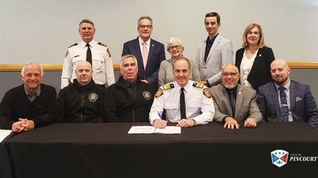 Les pompiers de Pincourt signent leur nouvelle convention