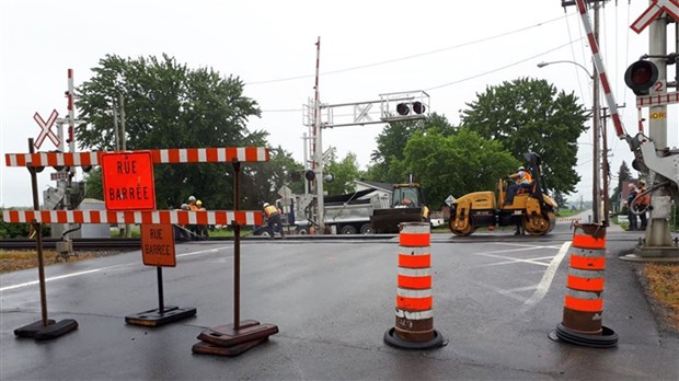 Réouverture du passage à niveau de la rue Sauvé, à Les Coteaux 