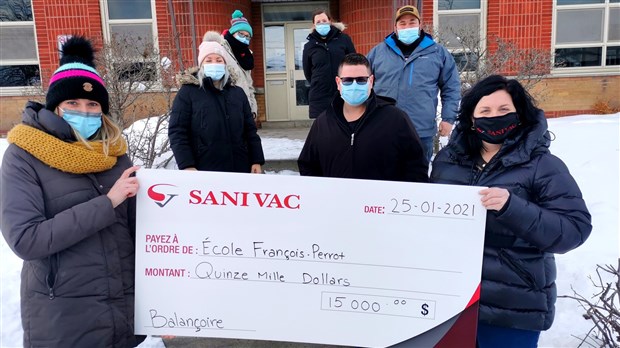 Sanivac remet 15 000$ à l’école primaire François-Perrot