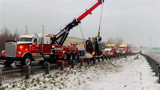 Sa voiture termine entre deux glissières de sécurité après une sortie de route 