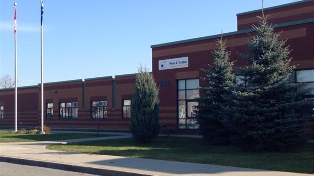 La Commission scolaire Lester-B-Pearson suspend ses cours