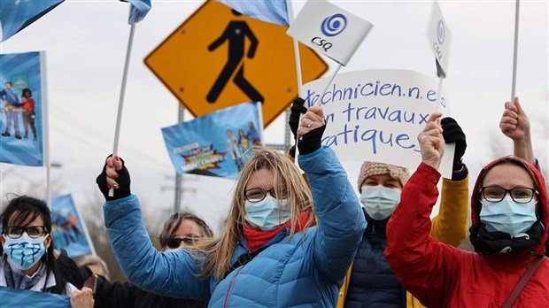 Le personnel de soutien du CSSTL manifeste