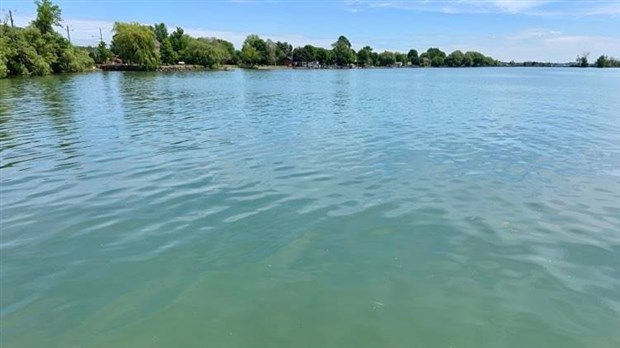 Pourquoi l’eau a-t-elle des reflets turquoise à Saint-Zotique ? 