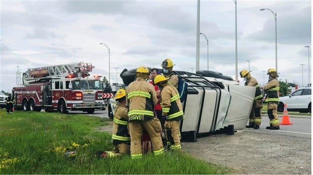 Un VUS se renverse dans le rond-point de l'autoroute 40