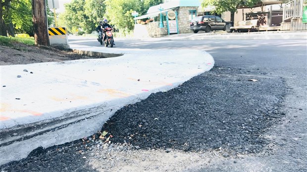 Une dernière couche d’asphalte en deux temps sur la rue Main à Hudson