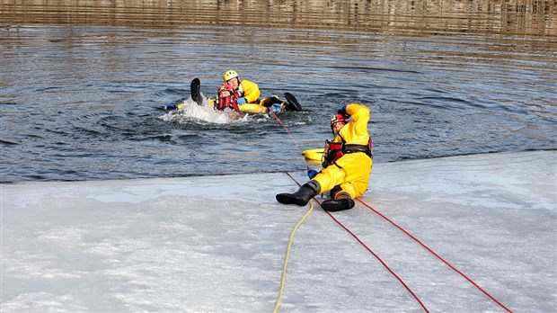 Un homme à l'eau sous la surveillance des pompiers