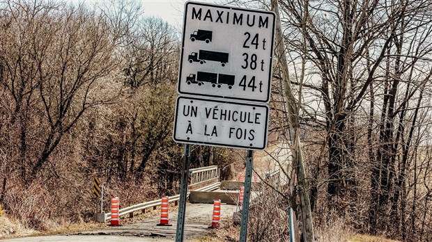 Des camionneurs invités à traverser un pont...fermé