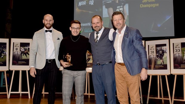 Les joueurs de football du Noir et Or sont célébrés