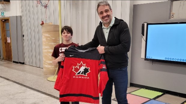 L'ancien hockeyeur Joël Bouchard en visite à l'école Jésus-Marie de Beauharnois