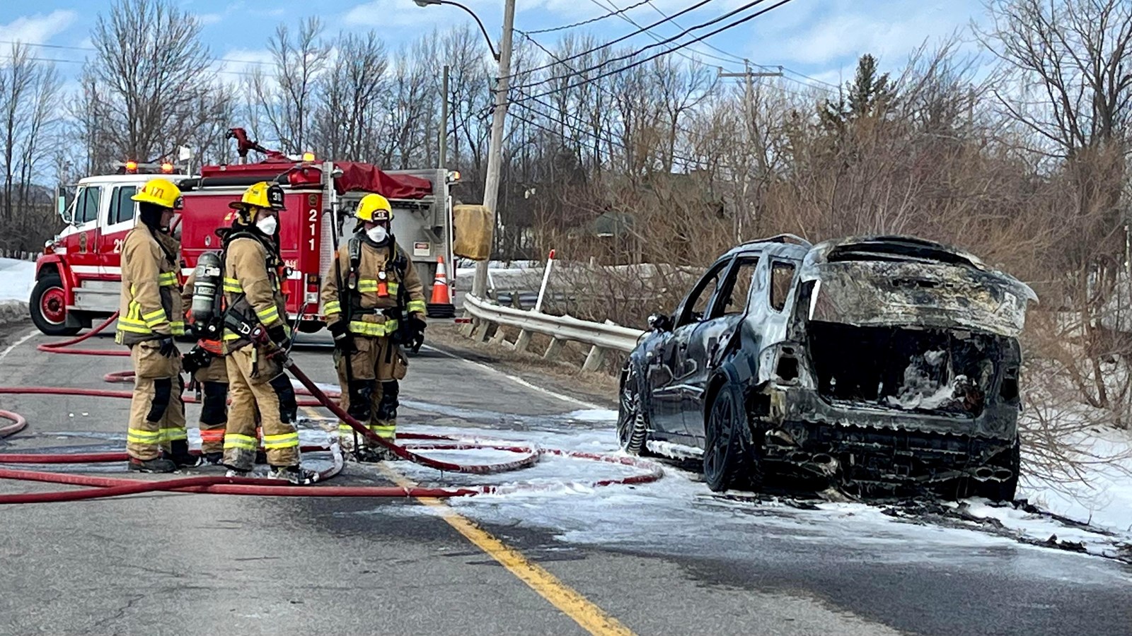 Un Véhicule Est La Proie Des Flammes à Vaudreuil-Dorion