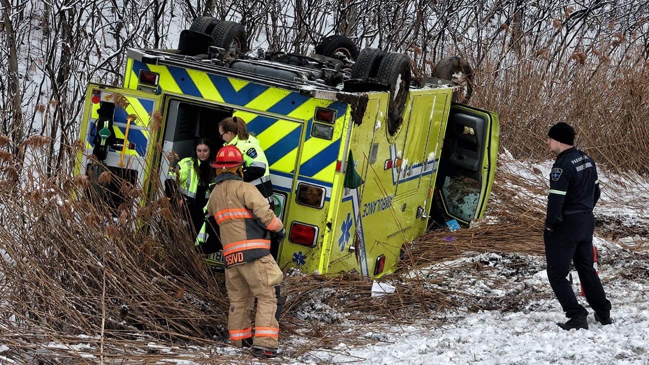 Une ambulance capote sur l'autoroute 40 à VaudreuilDorion