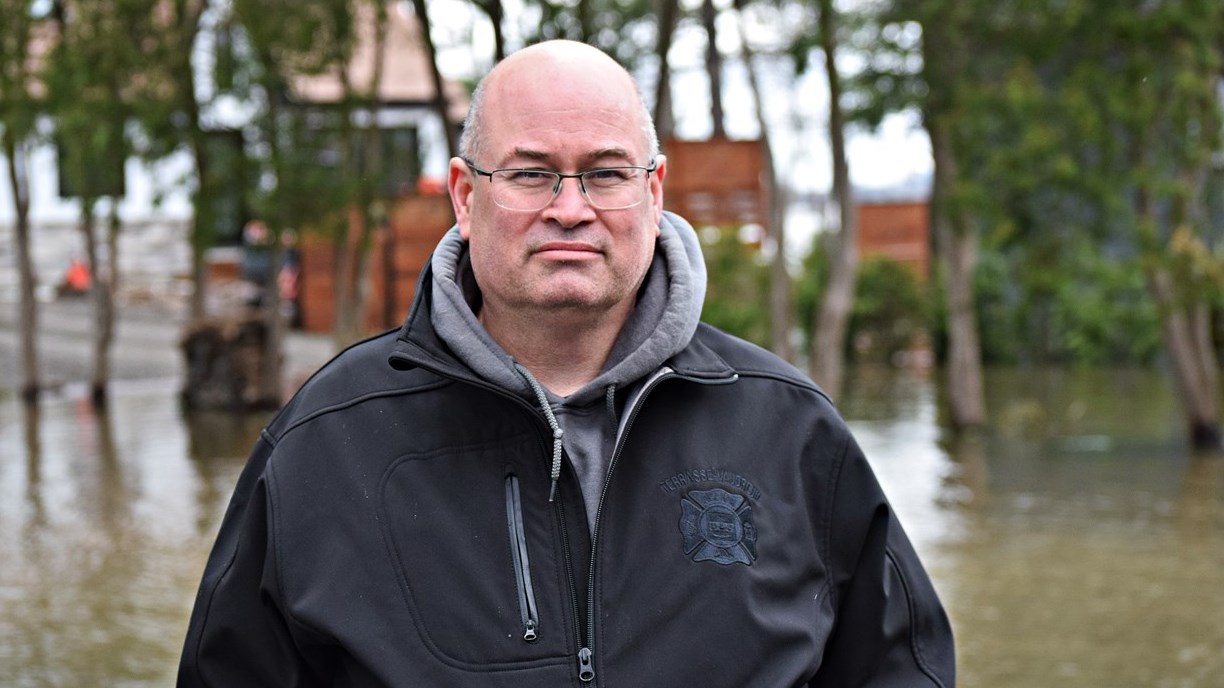 Mayor tours flooded areas in TerrasseVaudreuil