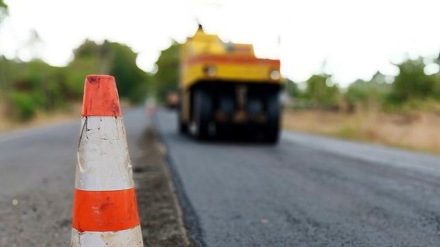 Travaux d'asphaltage à Très-Saint-Rédempteur