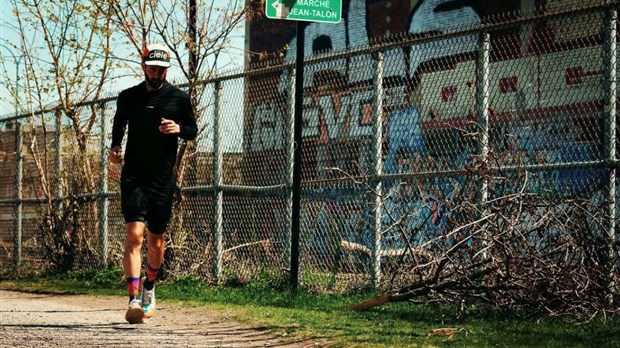 Un ultramarathonien à la défense des papillons monarques de passage à Vaudreuil-Dorion