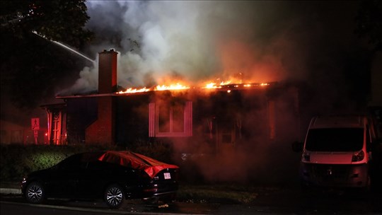 Deux résidences endommagées par les flammes sur la rue Académie 