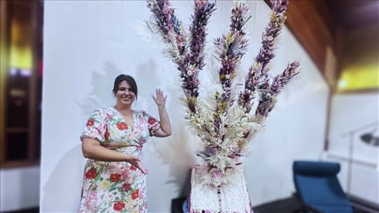 Une oeuvre florale tout en papier pour la bibliothèque de Pointe-des-Cascades