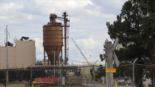 Intervention des pompiers dans un silo noir de carbone de l'usine Goodyear 