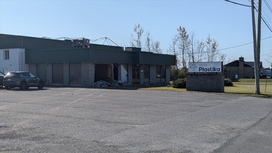 Violent collision between a car and a commercial building in Saint-Clet   