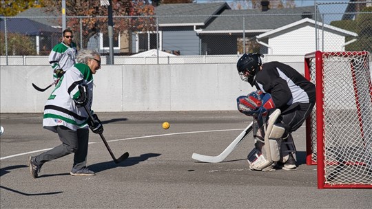 Une joute de hockey pour rappeler l'importance de l'autonomie des organismes 