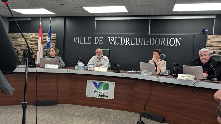 Vaudreuil-Dorion: une séance du conseil ponctuée de huées