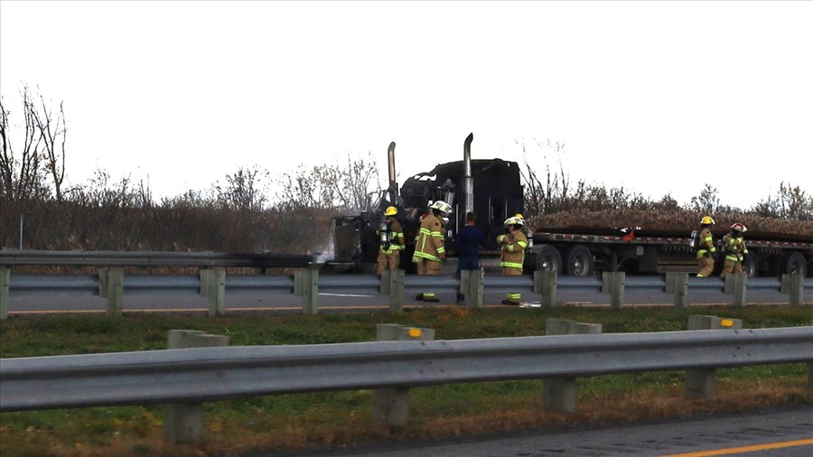 Un véhicule en flammes a causé la fermeture de l'autoroute 530 ce mercredi midi 