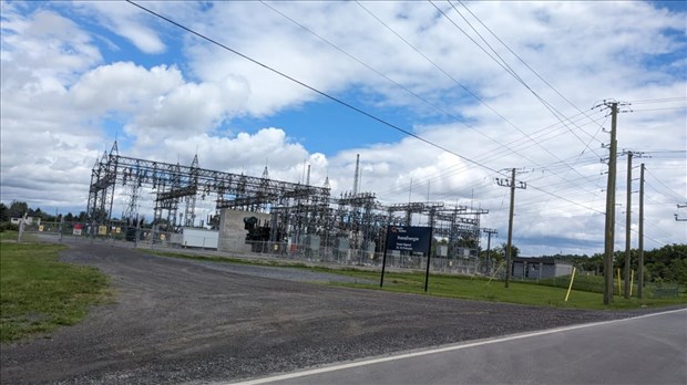 Travaux de creusage au poste d'Hydro-Québec à Rigaud 