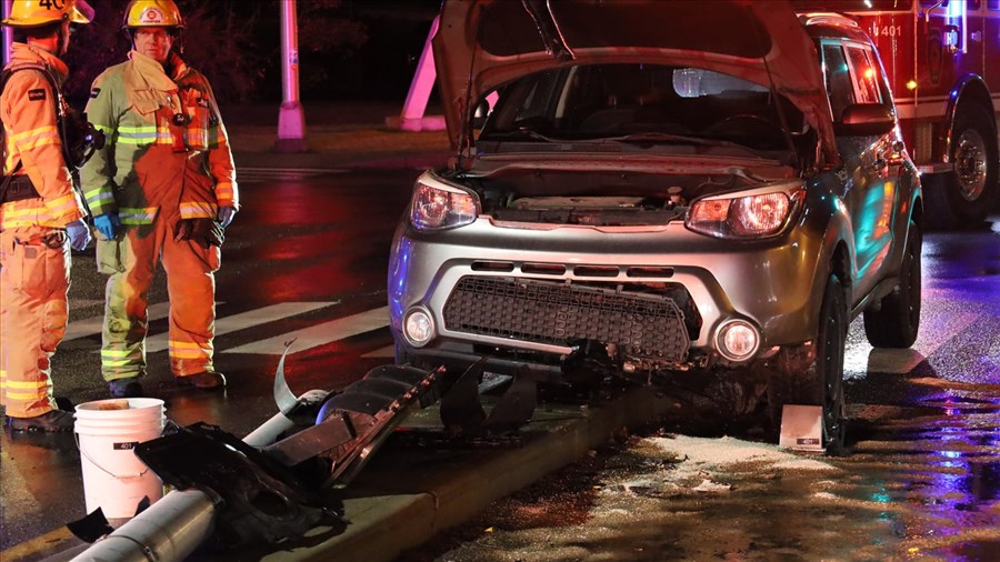 Collision entre une voiture et un lampadaire sur la rue Maden 