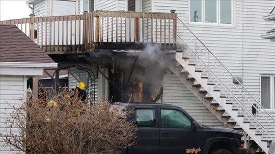 Un mégot de cigarette cause un incendie sur la rue Donald 