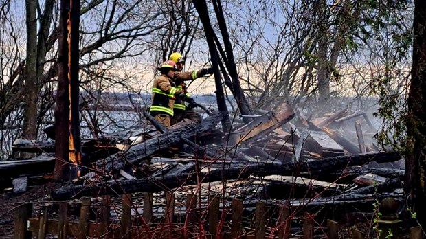 Une maison abandonnée est détruite par les flammes