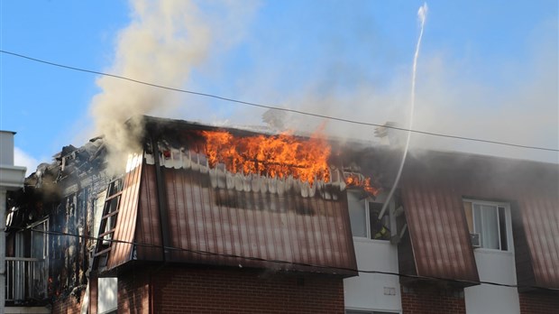 Un mégot de cigarette en cause dans l'incendie d'un immeuble à logements sur la rue Jeanne-Mance? 